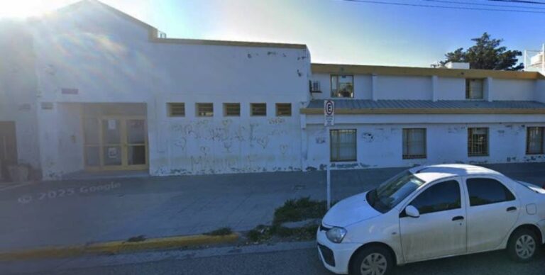 Ilustración de balanza de justicia con referencia a Comodoro Rivadavia, Chubut.