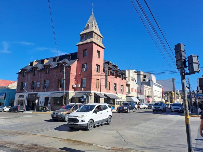 Cielo despejado sobre un paisaje típico de Comodoro Rivadavia, Chubut.