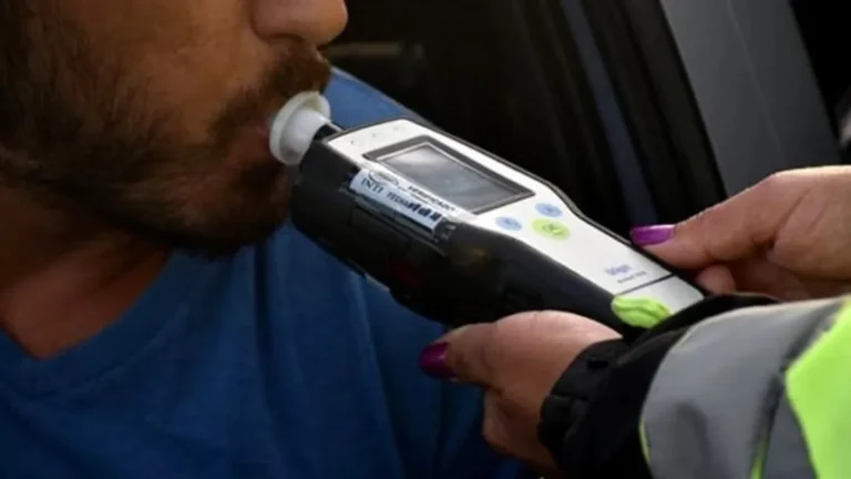 Agentes de la CNRT realizando un control de alcoholemia a un conductor de ómnibus en la terminal de Comodoro Rivadavia.