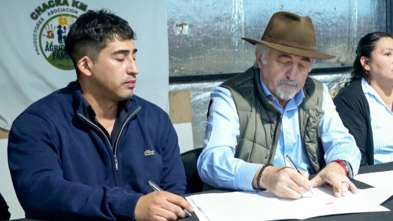 Intendente Othar Macharashvili y funcionarios durante la firma de contratos para la mensura en Kilómetro 17, Comodoro Rivadavia.