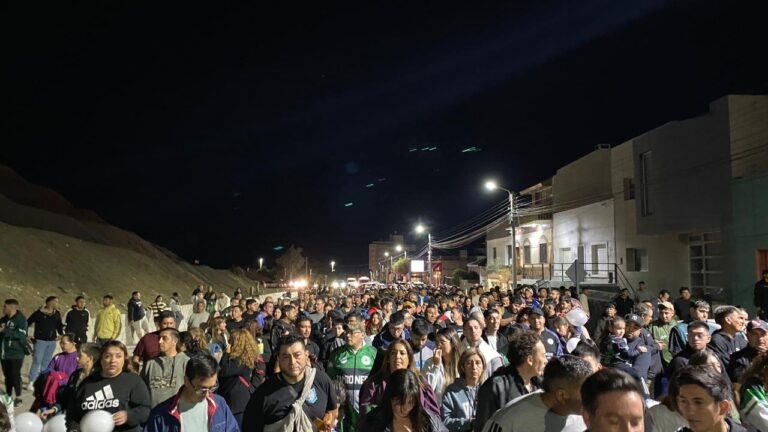 Manifestantes reunidos frente a un edificio judicial en Comodoro Rivadavia durante un reclamo de justicia.