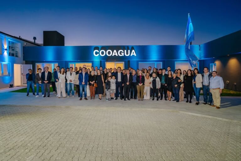 Autoridades y socios en la reinauguración de las oficinas de la Cooperativa COOAGUA en Rada Tilly, Chubut.