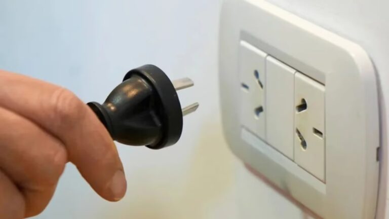 Trabajos de mantenimiento en red eléctrica en Comodoro Rivadavia, Chubut