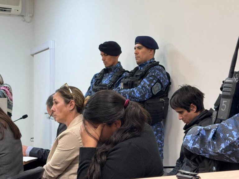 Ilustración de una balanza de la justicia, representando el proceso judicial en Chubut.