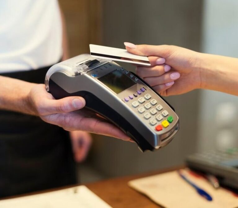 Persona revisando movimientos bancarios en una aplicación móvil, ilustración de seguridad financiera.