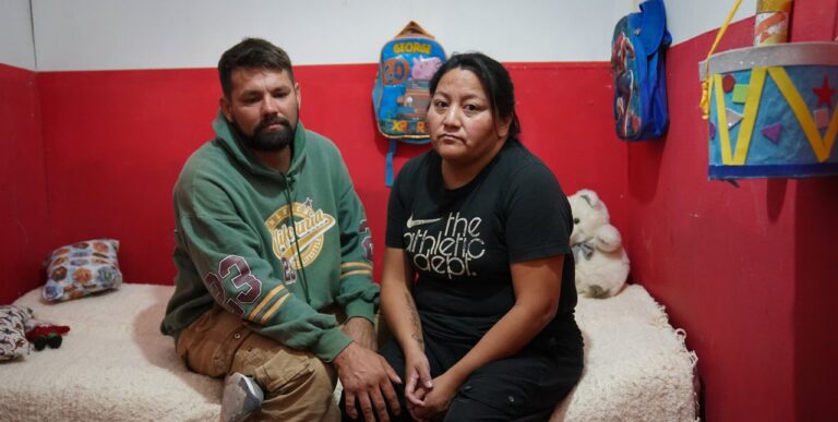 Ilustración de una balanza de la justicia con un lazo negro, en referencia al caso judicial por la muerte de Ángel López en Chubut.