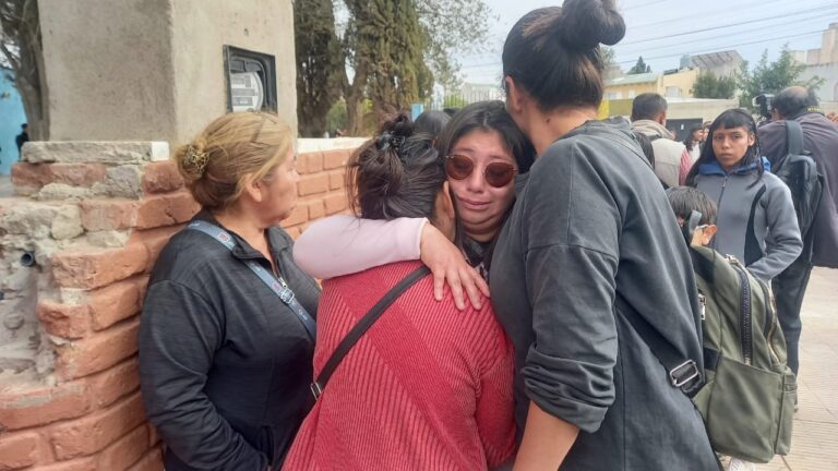 Fachada de una escuela primaria en la provincia de Chubut.