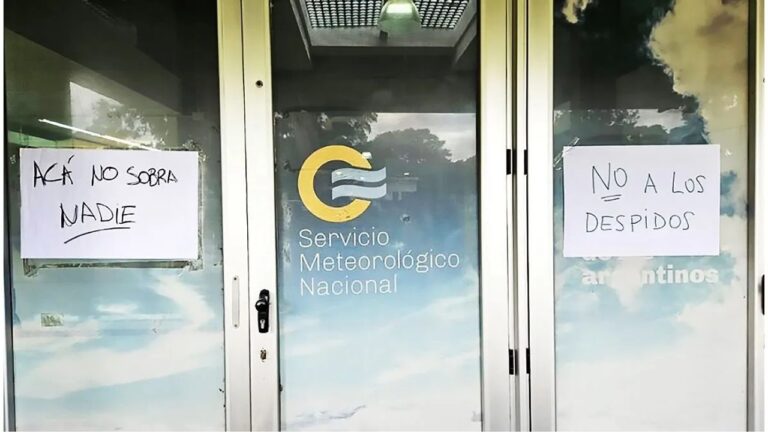 Edificio del Servicio Meteorológico Nacional con bandera argentina