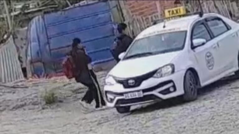 Ilustración genérica de una balanza de la justicia sobre un mapa de la provincia de Chubut.