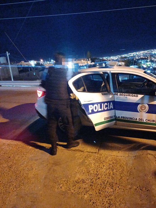 Efectivos policiales en procedimiento en Comodoro Rivadavia, Chubut