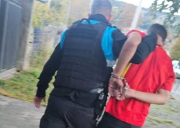 Policía en la entrada de una vivienda en Esquel