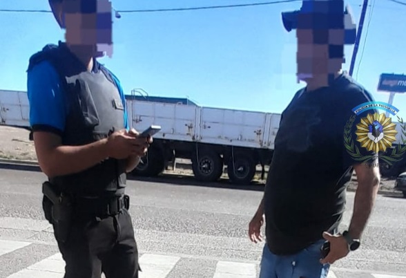 Ilustración de un patrullaje policial en una calle de Puerto Madryn, Chubut.