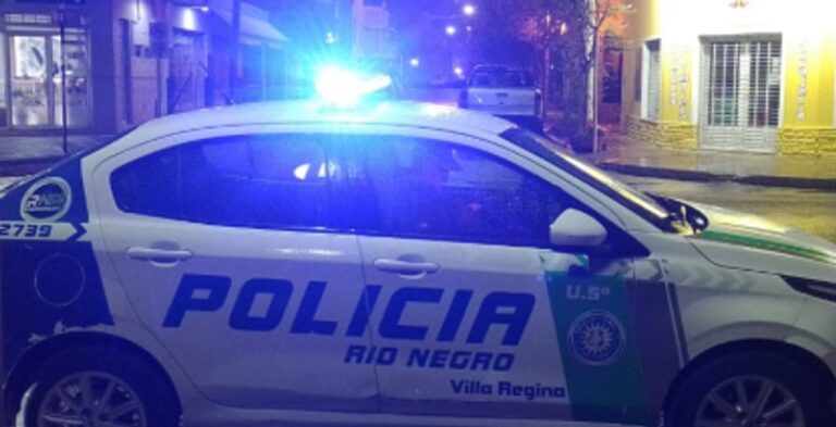 Efectivos policiales fuera del Hotel City en Villa Regina, Chubut, tras la intervención por un caso de violencia de género.