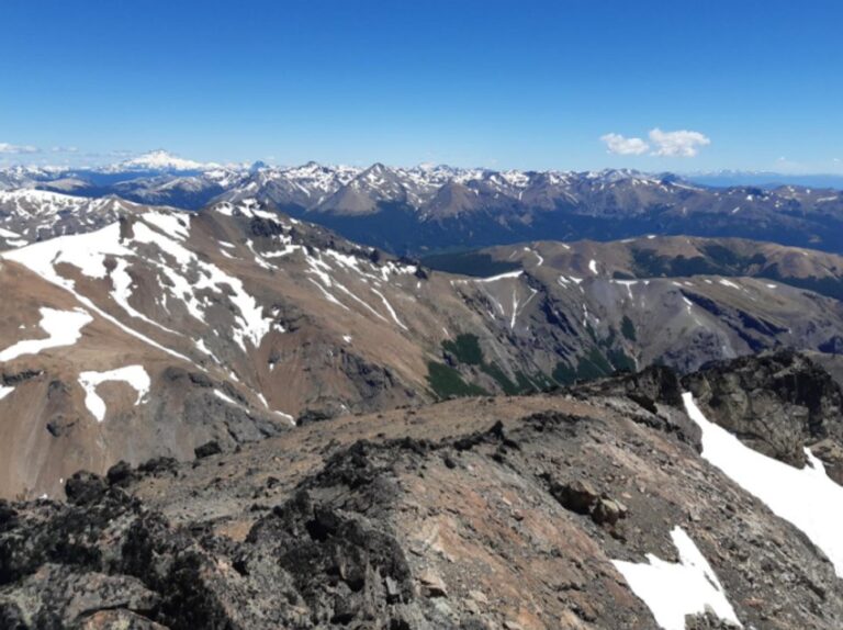 Vista de la cordillera en la zona del Alto Río Chubut con glaciares de fondo