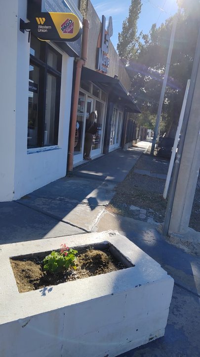 Fachada del comercio La Nueva Despensa en Rada Tilly con vidriera rota