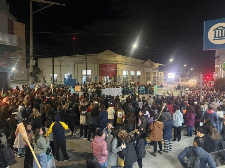 Docentes autoconvocados marchando en Comodoro Rivadavia con antorchas