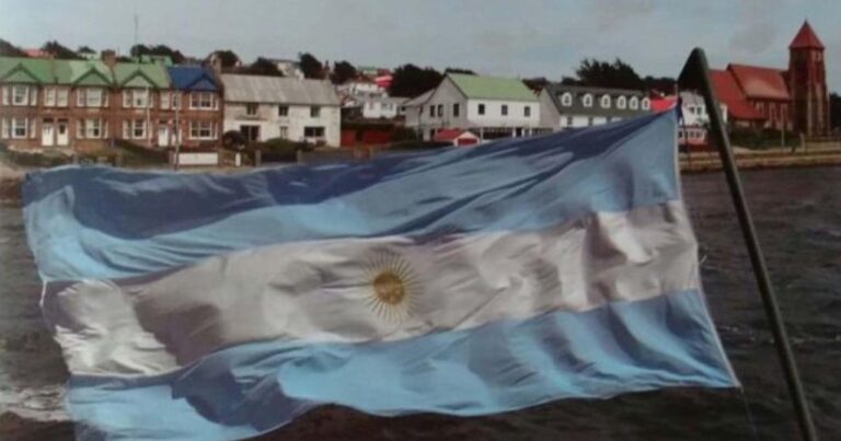Mapa de las Islas Malvinas con banderas de Argentina y Reino Unido