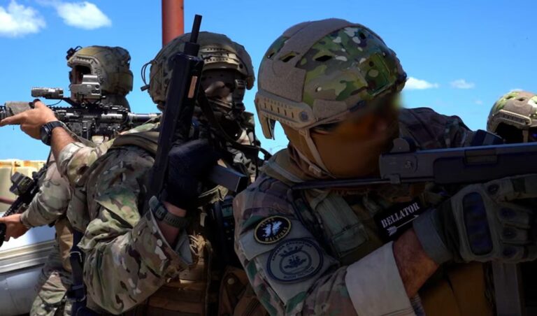 Vehículos militares del Ejército Argentino durante despliegue en rutas de la Patagonia.