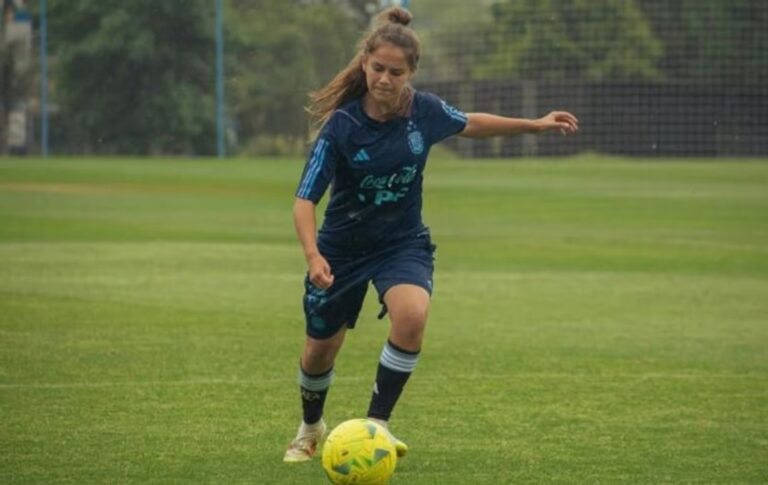 Emma Díaz, futbolista de Comodoro Rivadavia, con la camiseta de la Selección Argentina.