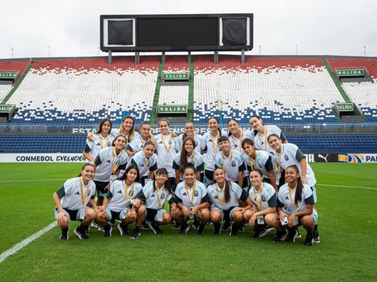 Emma Díaz con la camiseta de la Selección Argentina Sub-17 durante el partido ante Colombia