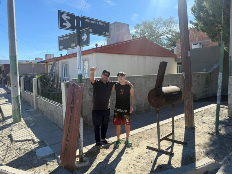 Diego y Pablo Almonacid atendiendo su puesto de tortillas y choripanes en Comodoro Rivadavia.