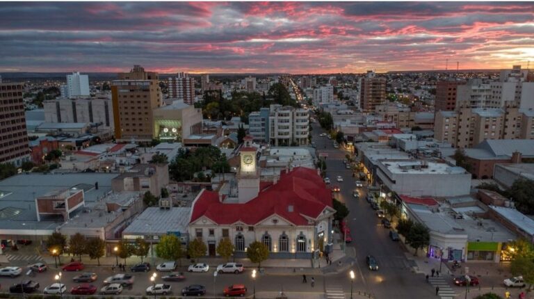 Policía del Chubut realizando tareas de búsqueda en Trelew