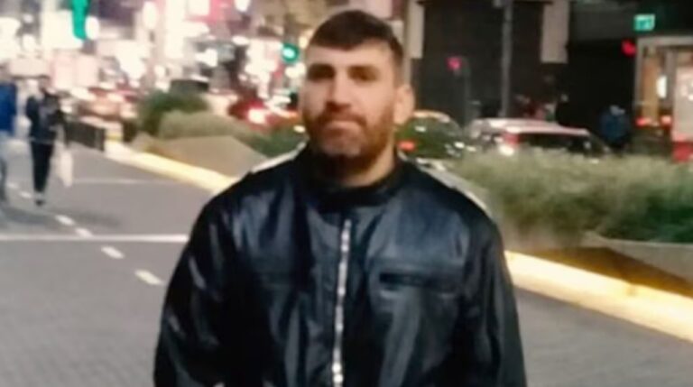 Ilustración genérica de una escena de investigación policial en un entorno urbano.