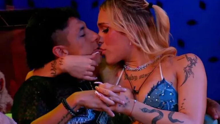 Participantes de Gran Hermano conversando en el living de la casa.