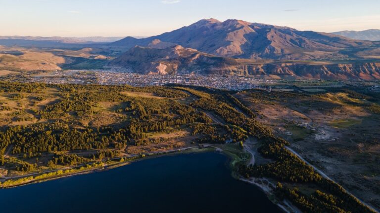 Representación artística de un eclipse solar anular sobre el paisaje de la cordillera de Chubut, cerca de Esquel.