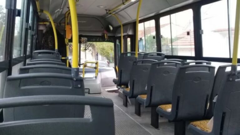 Colectivo urbano transitando por una calle de la ciudad de Esquel, Chubut.