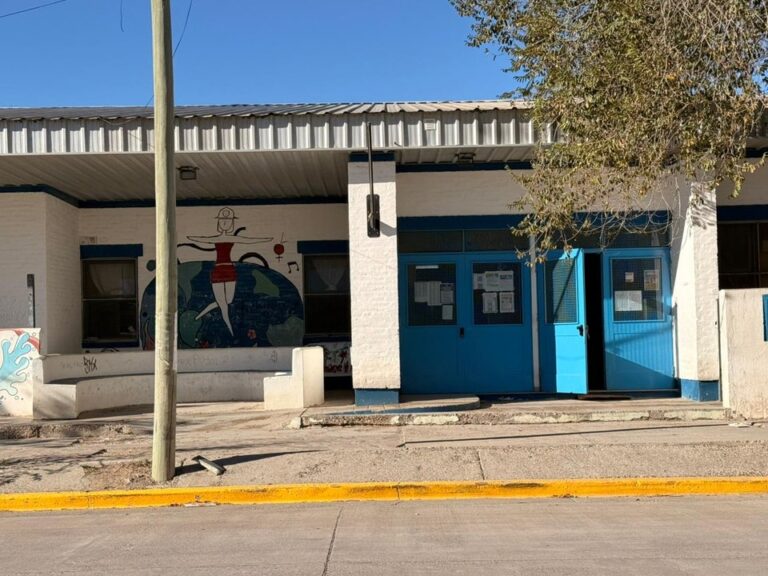 Exterior de la Escuela N° 790 en Puerto Madryn, provincia de Chubut.