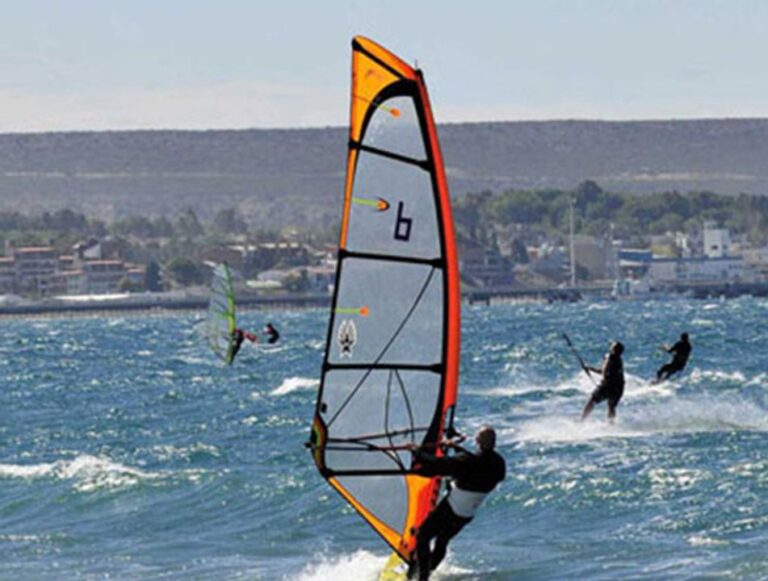 Playa de Puerto Madryn con equipo de windsurf en la orilla