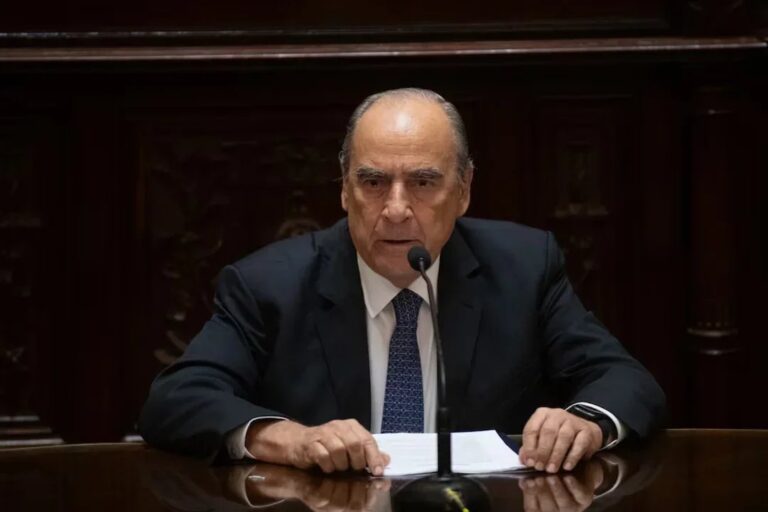 Guillermo Francos durante una entrevista