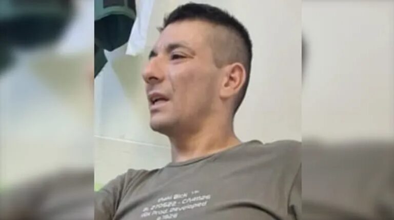 Ilustración de un operativo policial de búsqueda en una zona urbana