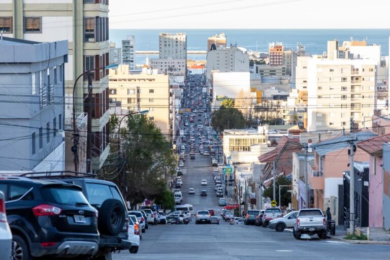 Calle San Martín de Comodoro Rivadavia con poco movimiento comercial
