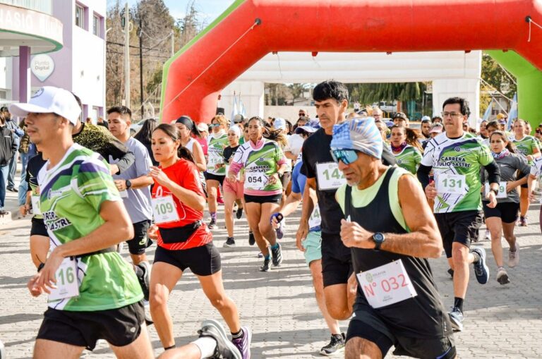 Corredores participando en la carrera Julio Sastre por las calles de Dolavon, Chubut.