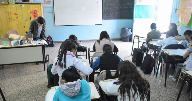 Ministro de Educación de Chubut, José Luis Punta, durante anuncio de medidas salariales.