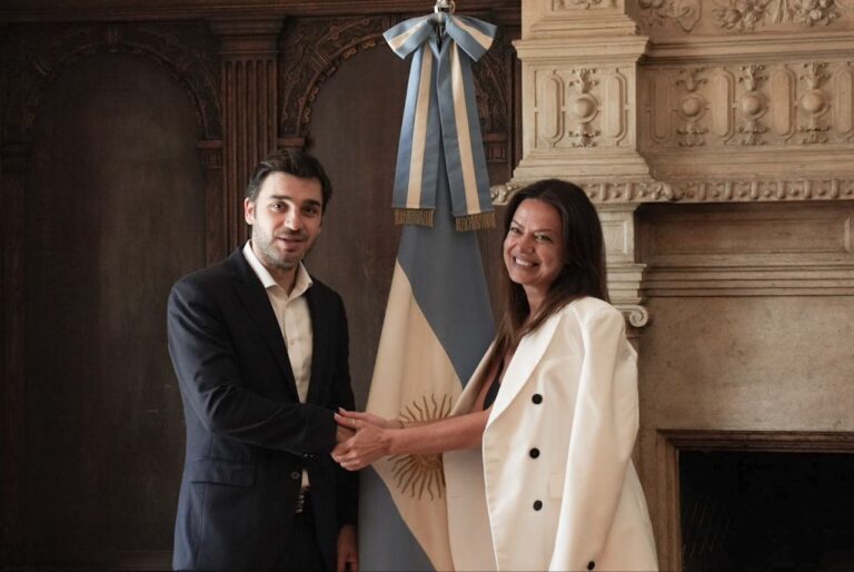 Firma del acuerdo entre el gobernador de Chubut, Ignacio Torres, y la ministra Sandra Pettovello.