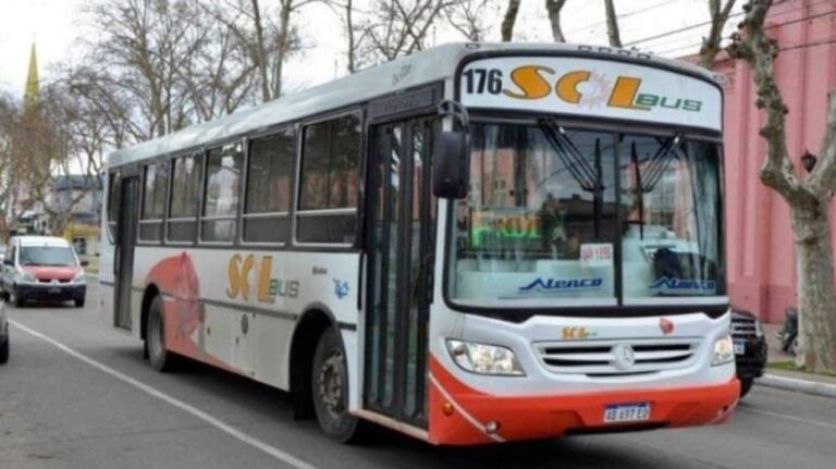 Microbús de transporte urbano transitando por una calle de una ciudad de la provincia de Chubut.