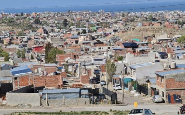 Policía del Chubut durante operativo de búsqueda en Comodoro Rivadavia