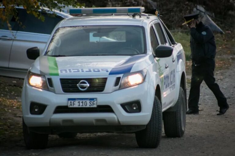 Policía en la puerta de una comisaría en Bariloche
