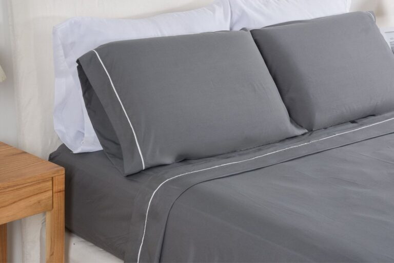 Sábanas limpias y ordenadas en una cama, representando la higiene del dormitorio.