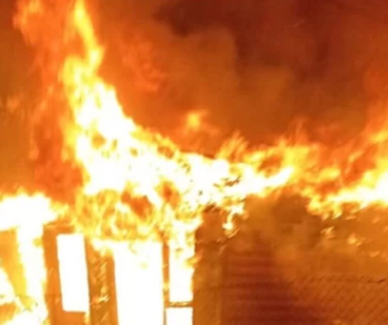 Vivienda destruida por incendio en Las Heras, Santa Cruz