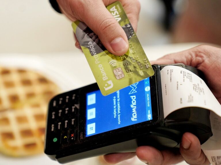 Comercio de indumentaria con cartel de promoción de 12 cuotas sin interés.