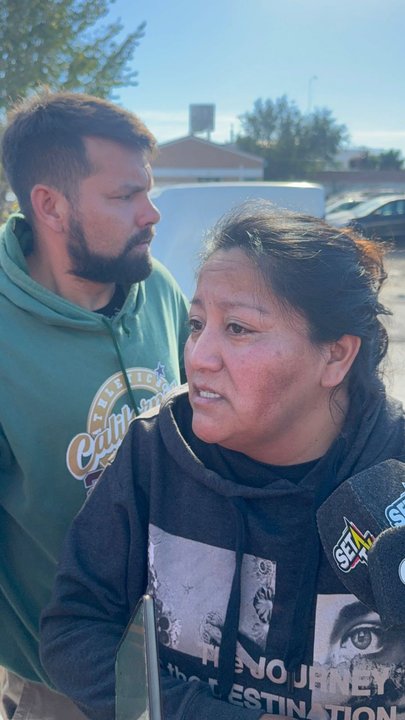 Ilustración simbólica sobre protección infantil y documentos judiciales.