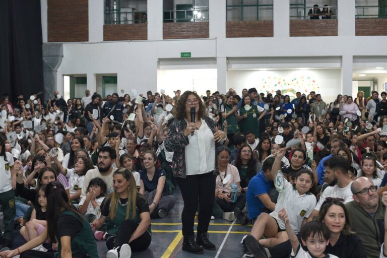 Actividad de celebración por los 60 años del Instituto Martín Rivadavia en Comodoro Rivadavia.