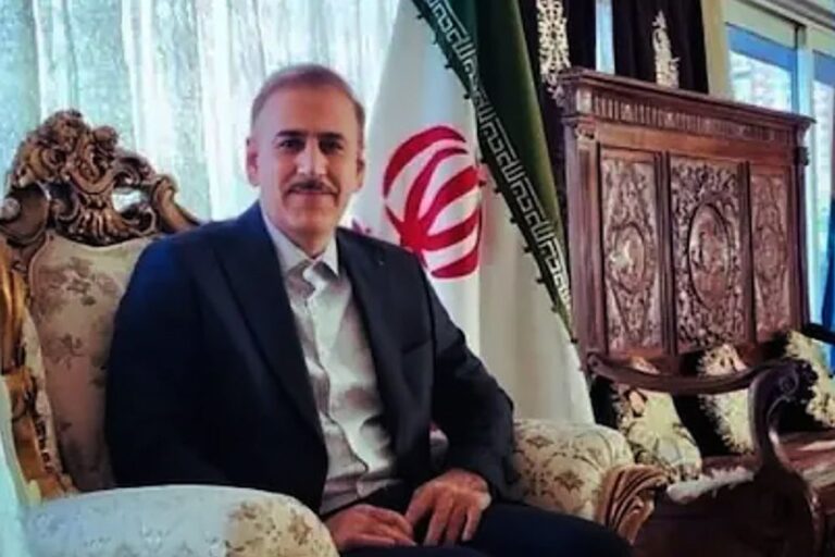 Bandera de Irán y Argentina con un símbolo diplomático en el centro