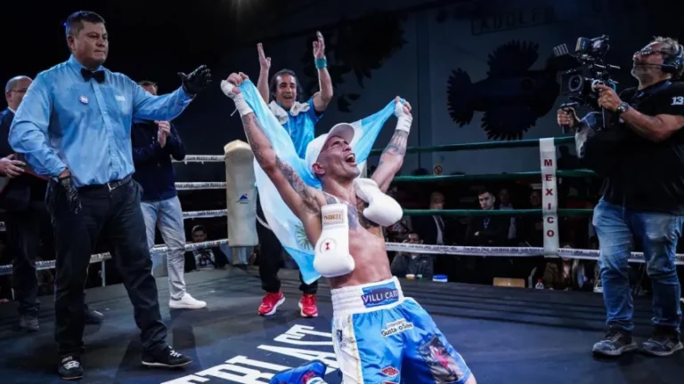 Jónathan Chúcaro Sánchez celebrando su victoria como campeón Fedelatin en Chile