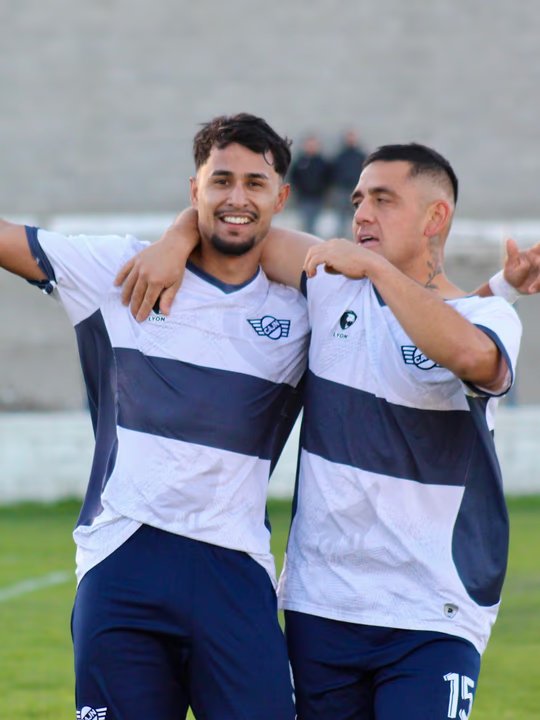 Plantel de Jorge Newbery de Comodoro Rivadavia durante un entrenamiento previo al viaje a Esquel.