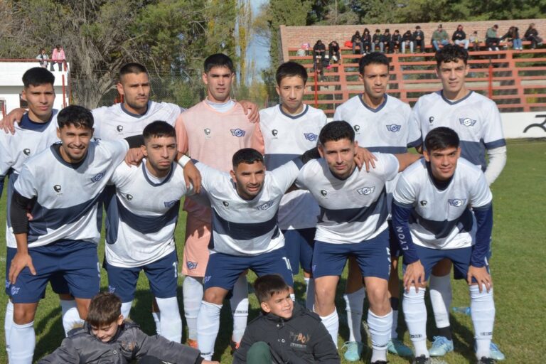 Jugadores de Jorge Newbery festejando un gol en el partido contra Gaiman FC